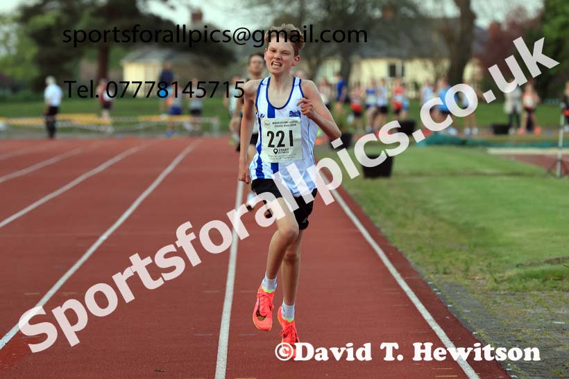 The 1500 metres, 2025 NEGP No. 1, Monkton Stadium, Jarrow. Photo: David T. Hewitson/Sports for All Pics